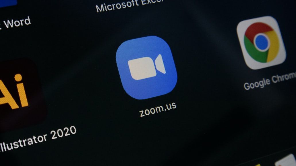 Zoom tiene herramientas de transcripción nativas que pueden ayudar a acceder a la versión en texto de subtítulos y diálogos de audio en una sesión